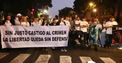 Miembros de la familia LeBar�n marchan desde Palacio Nacional a la Embajada de E