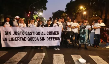 Miembros de la familia LeBar�n marchan desde Palacio Nacional a la Embajada de E