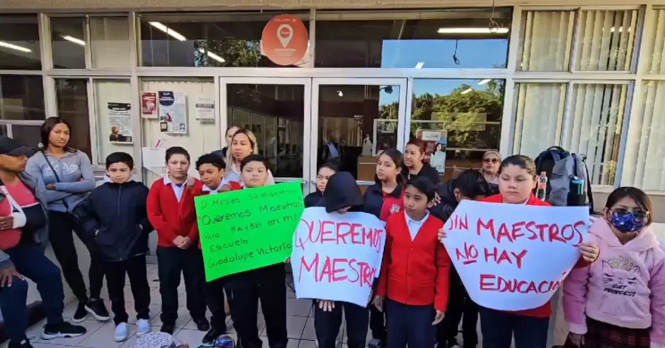 Toman instalaciones del Sistema Educativo en reclamo de maestros para la Escuela Primaria Guadalupe Victoria�