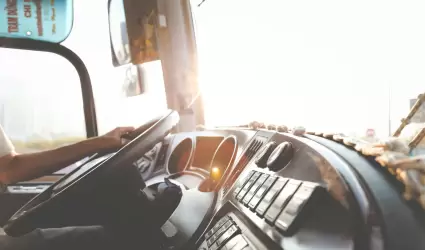Los j�venes prefieren los autobuses por ser c�modos, econ�micos y confiables.
