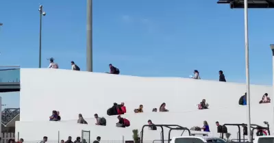 Ciudadanos y migrantes cruzan la frontera en jornada hist�rica por las eleccione