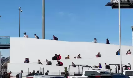 Ciudadanos y migrantes cruzan la frontera en jornada hist�rica por las eleccione