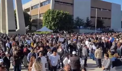Trabajadores bur�cratas protestan en Mexicali contra posible reforma a la Ley de