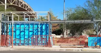 Construcci�n de parada de camiones refrigerada en la calle Pino Su�rez, en el pa