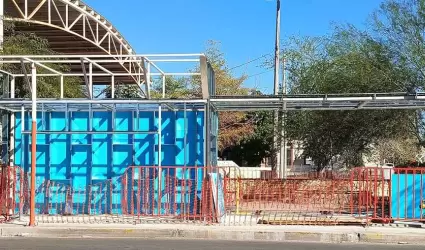 Construcci�n de parada de camiones refrigerada en la calle Pino Su�rez, en el pa