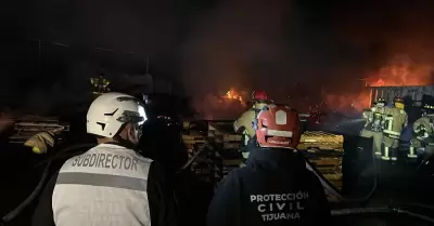 Incendio en F�brica Multiwin moviliz� a Bomberos en Libramiento Santa Julia