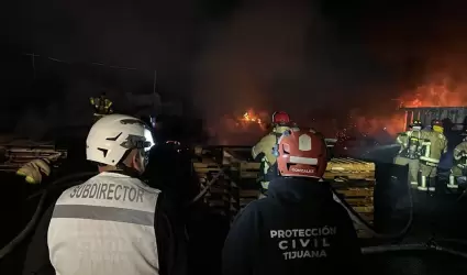 Incendio en F�brica Multiwin moviliz� a Bomberos en Libramiento Santa Julia