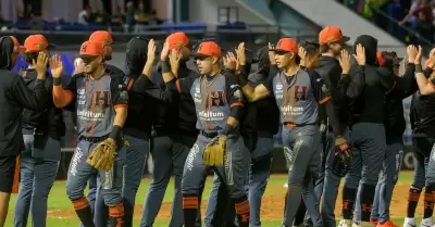 Naranjeros gana 4-3 a Ca�eros en extra innings