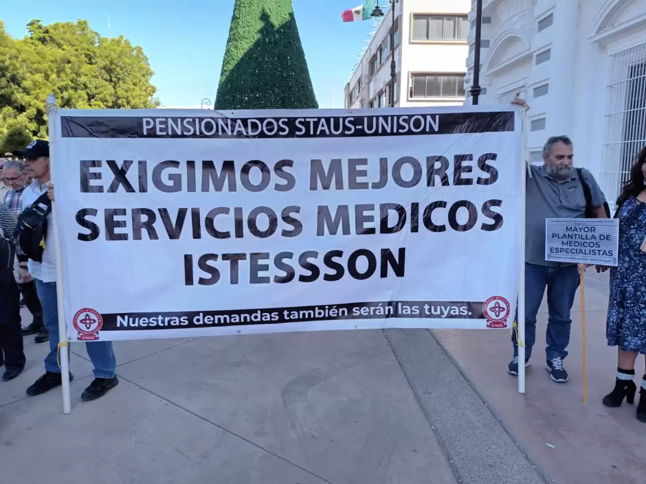 Manifestantes exigen mejorar servicios m�dicos de Isssteson