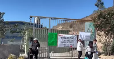 Encadenan acceso a escuela primaria de la colonia Hor�scopos en demanda de maest