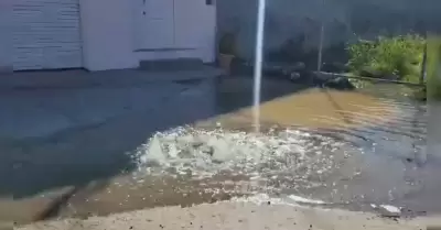 Derrame de aguas negras en Valle de las Flores persiste sin atenci�n desde septi