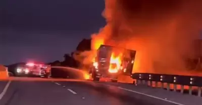 Se incendia cami�n nodriza en La Rumorosa