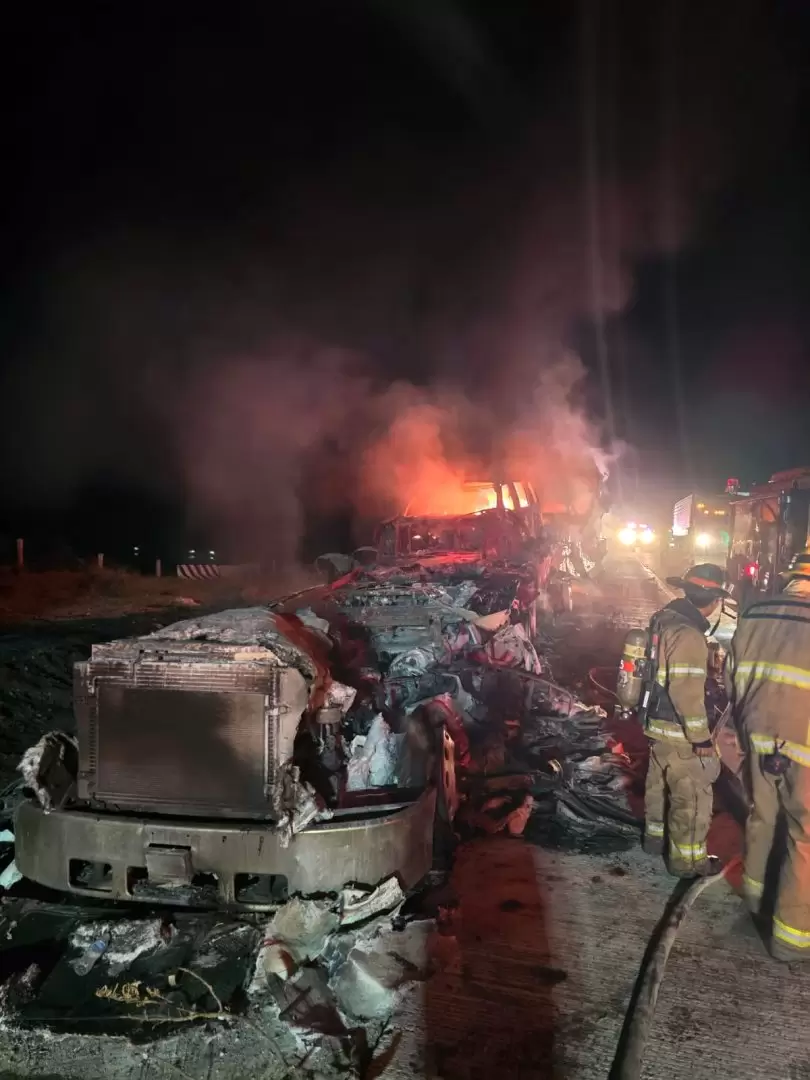 Se incendia cami�n nodriza en La Rumorosa