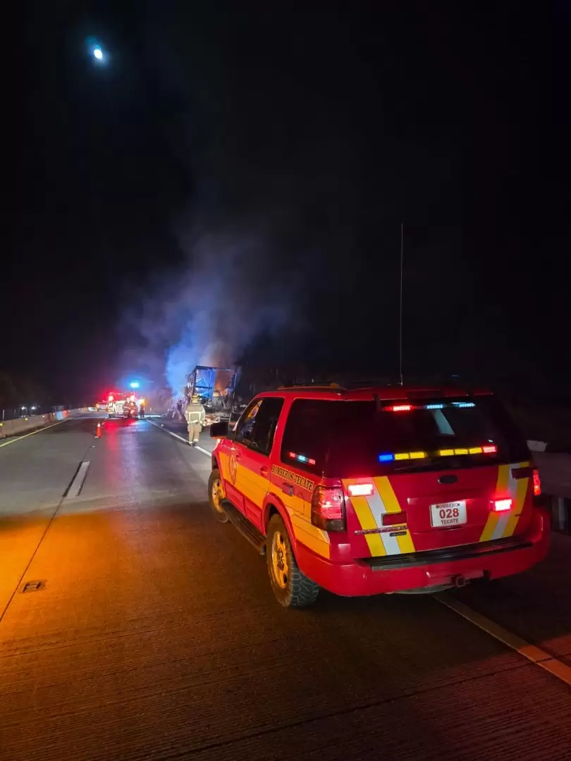 Se incendia cami�n nodriza en La Rumorosa
