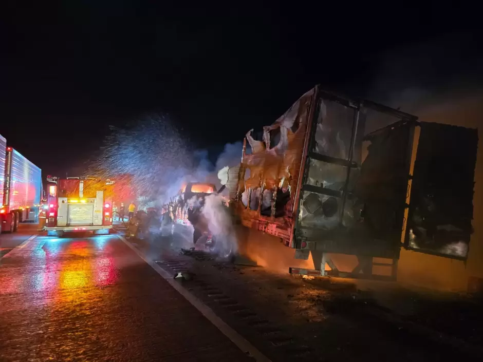 Se incendia cami�n nodriza en La Rumorosa
