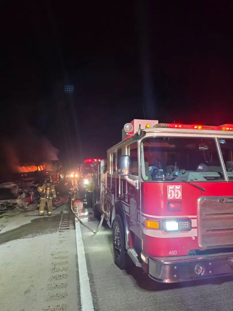 Se incendia cami�n nodriza en La Rumorosa