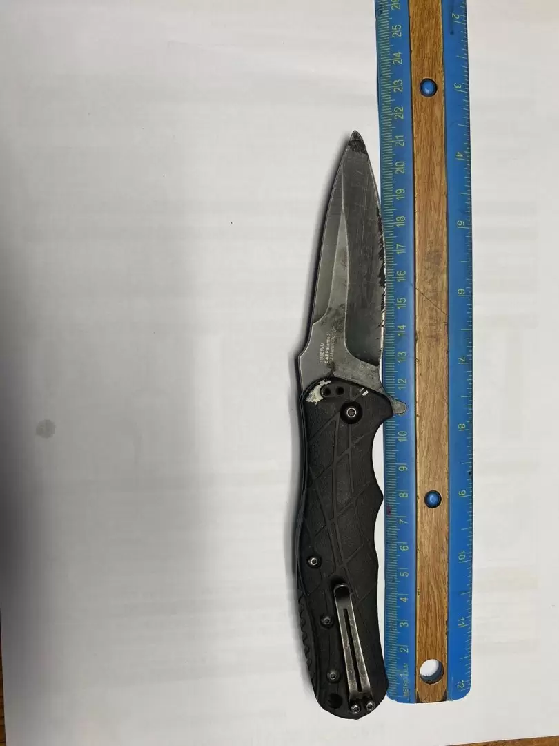 Detienen a hombre con arma prohibida y orden de aprehensi�n activa por robo