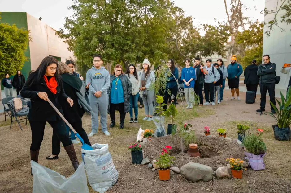Plantan un �rbol en Memoria de Ana Velia Guzm�n y Maldonado en la UABC