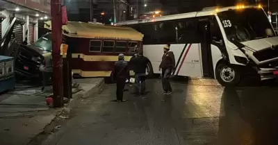 Accidente entre transporte p�blico y autob�s de personal dej� lesionados en Mari