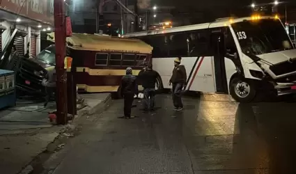 Accidente entre transporte p�blico y autob�s de personal dej� lesionados en Mari