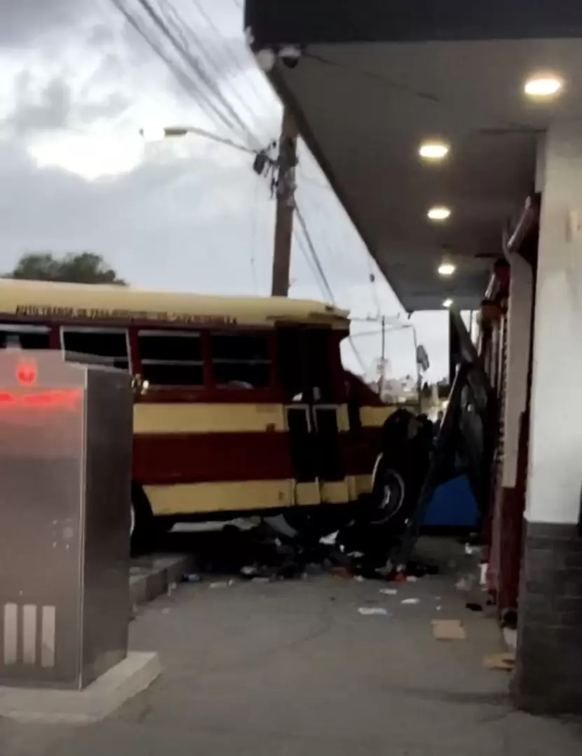 Accidente entre transporte p�blico y autob�s de personal dej� lesionados en Mariano Matamoros