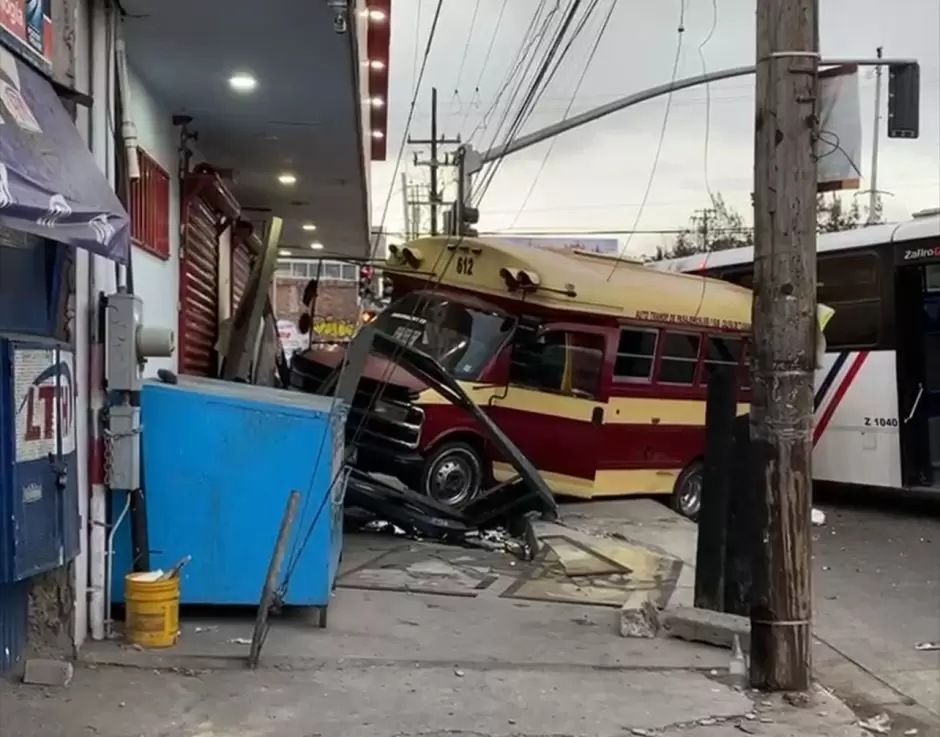 Accidente entre transporte p�blico y autob�s de personal dej� lesionados en Mariano Matamoros