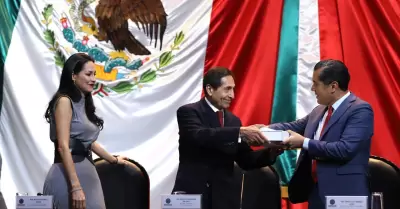 El secretario de Hacienda, Rogelio Ram�rez de la O, entrega el Paquete Econ�mico