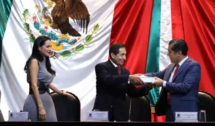 El secretario de Hacienda, Rogelio Ram�rez de la O, entrega el Paquete Econ�mico