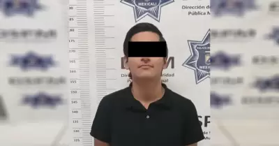 Detienen a un hombre por conducir un veh�culo con reporte de robo en la carreter