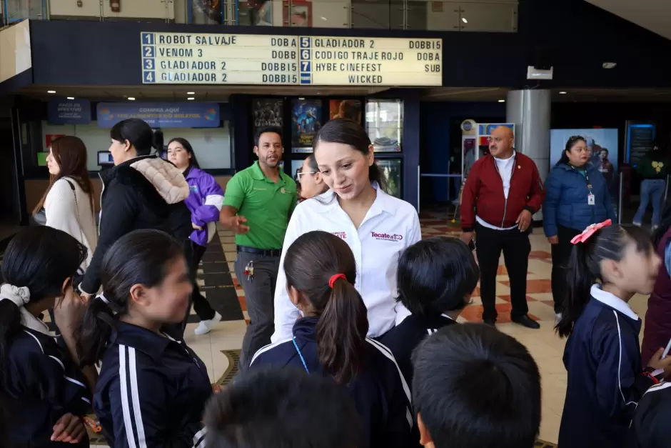 Llevan DIF Tecate y Fundaci�n Cin�polis al cine a 600 ni�as y ni�os