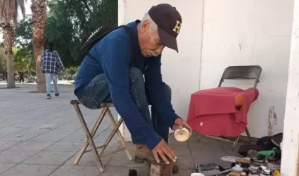 Jos� Quintana, bolero reubicado del Jard�n Ju�rez a la plaza del Mundito