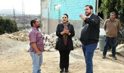 Recorre alcalde Ismael Burgue�o calles de la Delegaci�n Otay