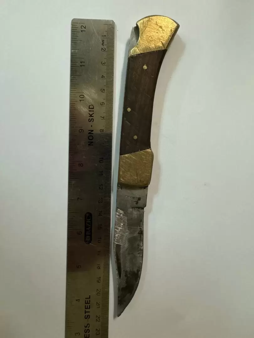 Detienen a un hombre por portaci�n de arma prohibida; relacionado con robos violentos