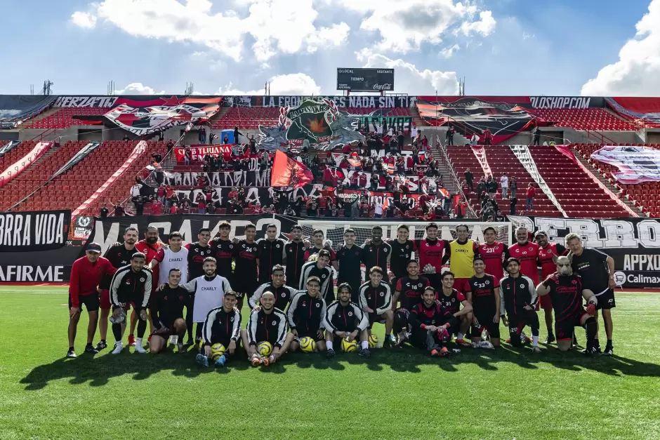 Afici�n Xoloitzcuintle apoy� a su equipo en el entrenamiento rojinegro