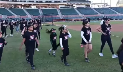 Cl�nica de Beisbol Mujeres en el Diamante