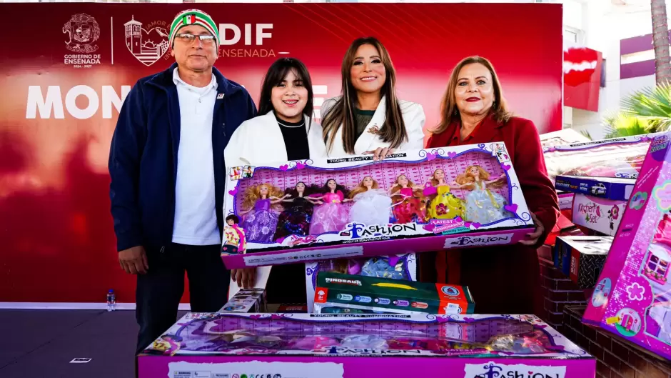 Da alcaldesa Claudia Agat�n arranque a la Colecta Anual "Monta�a de Juguetes"