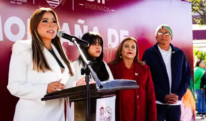 Da alcaldesa Claudia Agat�n arranque a la Colecta Anual "Monta�a de Juguetes"