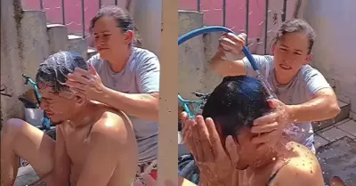 Mujer ba�a a su hijo adulto