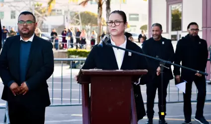 Encabeza presidenta Roc�o Adame izamiento de bandera y desfile c�vico por el 114