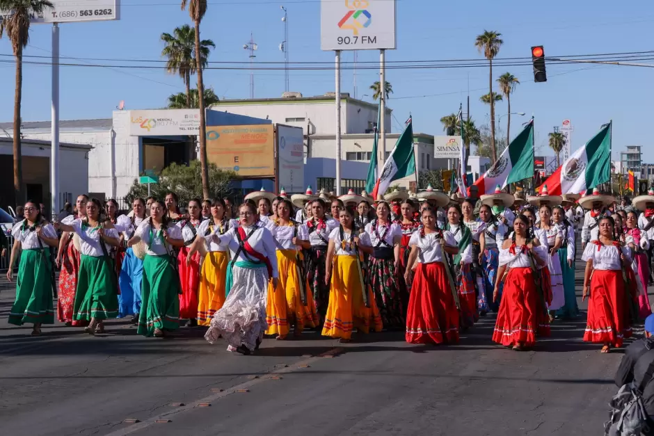 Desfile c�vico-militar en Mexicali por el 114 aniversario de la Revoluci�n Mexicana