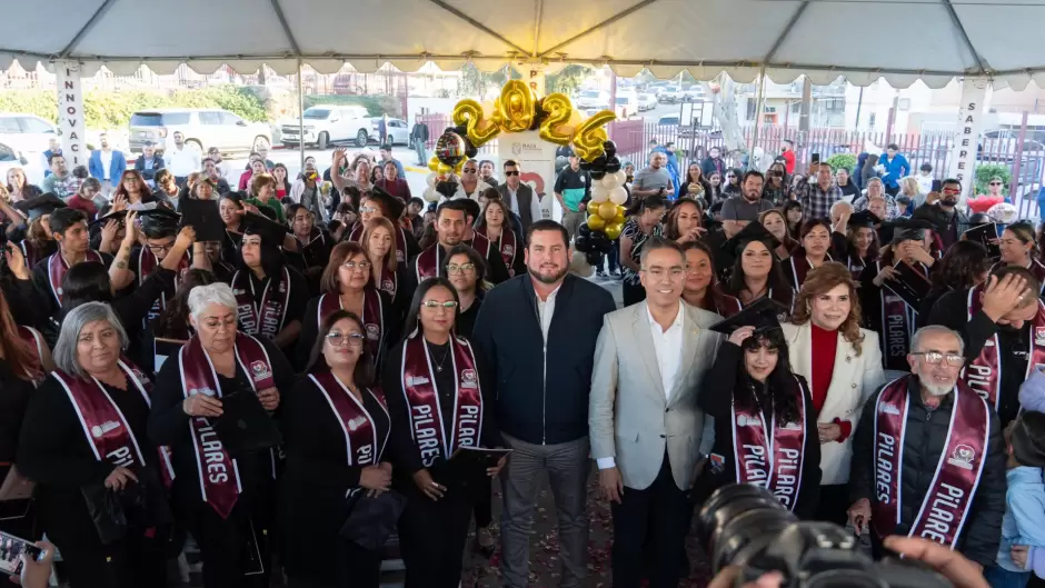 Asiste presidente municipal Ismael Burgue�o a graduaci�n de la primera generaci�n de la Preparatoria Abierta PILARES