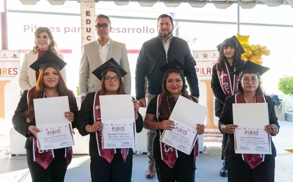 Asiste presidente municipal Ismael Burgue�o a graduaci�n de la primera generaci�n de la Preparatoria Abierta PILARES