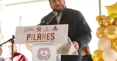 Asiste presidente municipal Ismael Burgue�o a graduaci�n de la primera generaci�