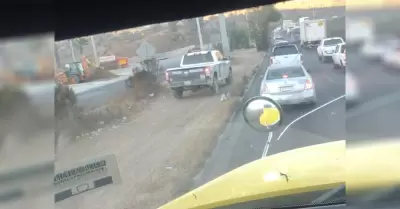 Acusan a patrulla municipal de circular por camell�n en el Bulevar 2000