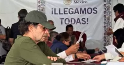 Gabriel Quadri inscribi�ndose a la Pensi�n Bienestar