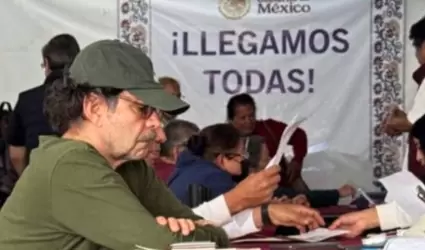 Gabriel Quadri inscribi�ndose a la Pensi�n Bienestar