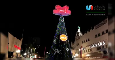 En un ambiente de fiesta es encendido el �rbol navide�o Coca Cola instalado por