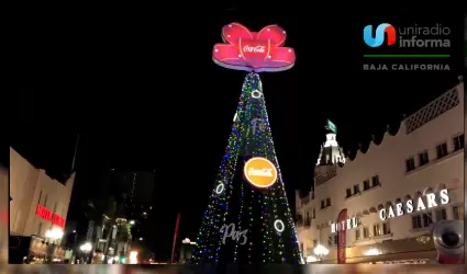 En un ambiente de fiesta es encendido el �rbol navide�o Coca Cola instalado por