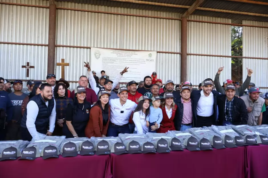Entrega Rom�n Cota nuevos uniformes a personal de limpia de Tecate