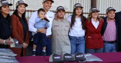 Entrega Rom�n Cota nuevos uniformes a personal de limpia de Tecate